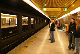 ミラノ中央駅　イエローカラーの地下鉄3番線ホーム